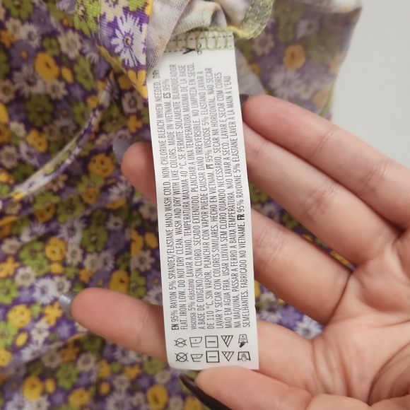 Forever 21 Cropped long sleeve top with floral print, faux wrap-over, 0X - Picture 7 of 8